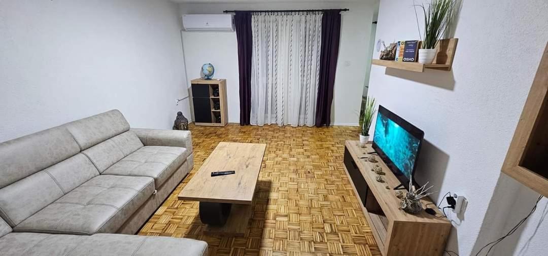 Appartement Stan Na Dan Kozarska Dubica à Bosanska Dubica Extérieur photo
